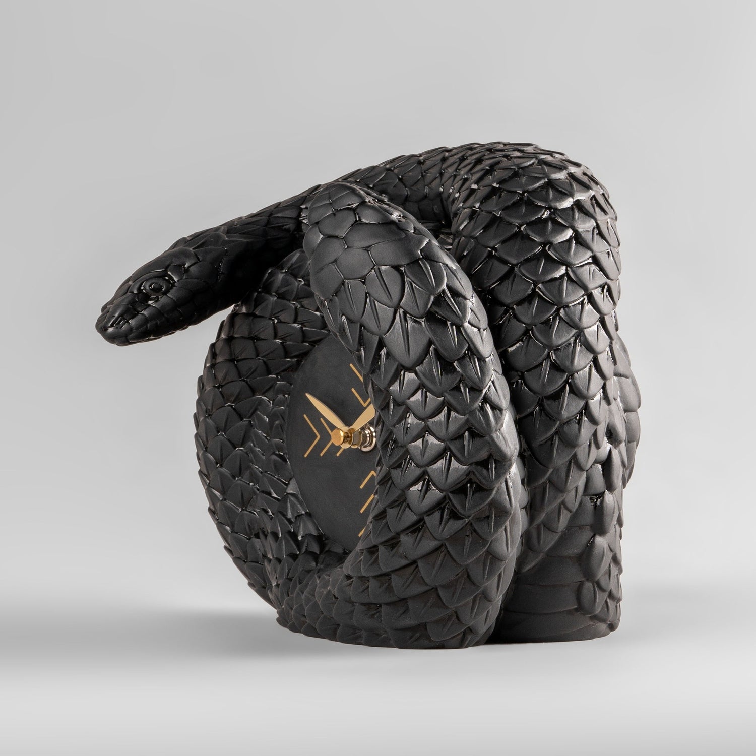 Porzellan Schlangenuhr luxuriöses Accessoire für Wohnzimmer