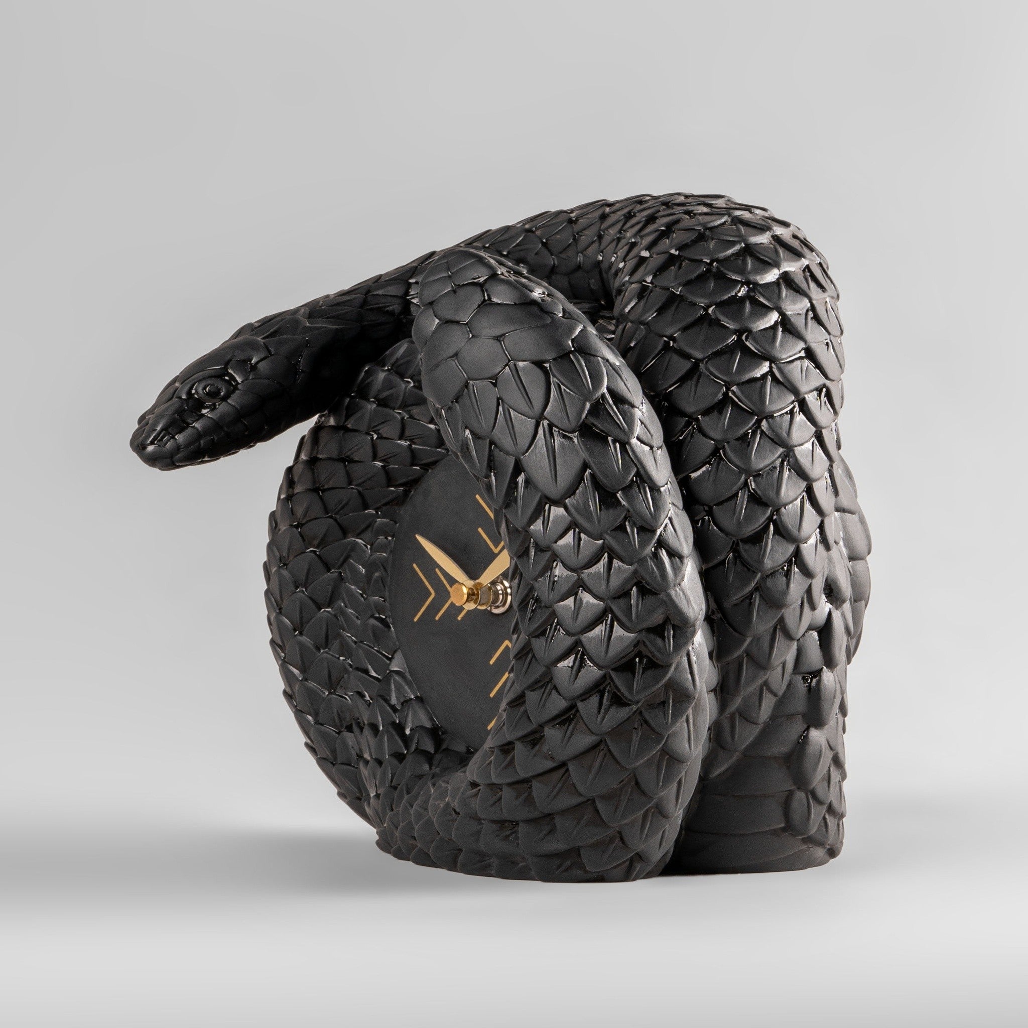 Porzellan Schlangenuhr luxuriöses Accessoire für Wohnzimmer