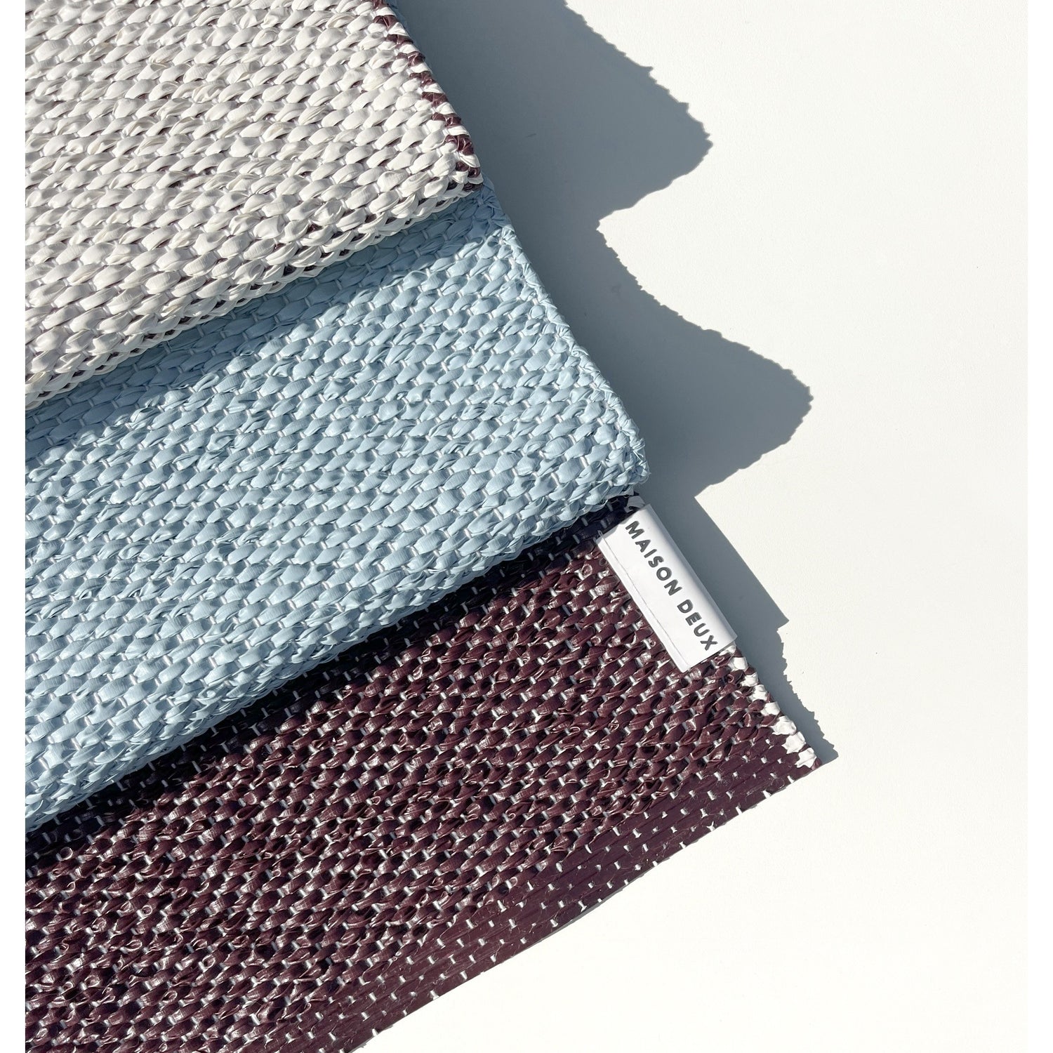 Moderner Teppich mit grafischem Farbblock-Design von Maison Deux