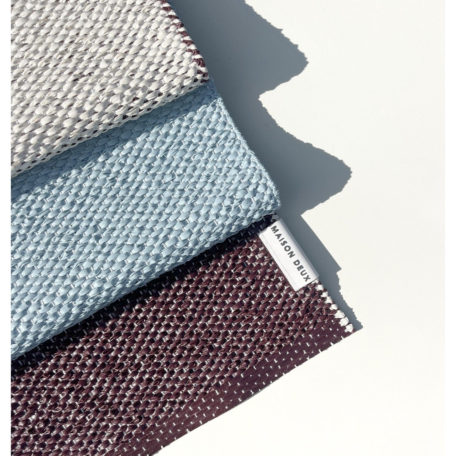 Moderner Teppich mit grafischem Farbblock-Design von Maison Deux
