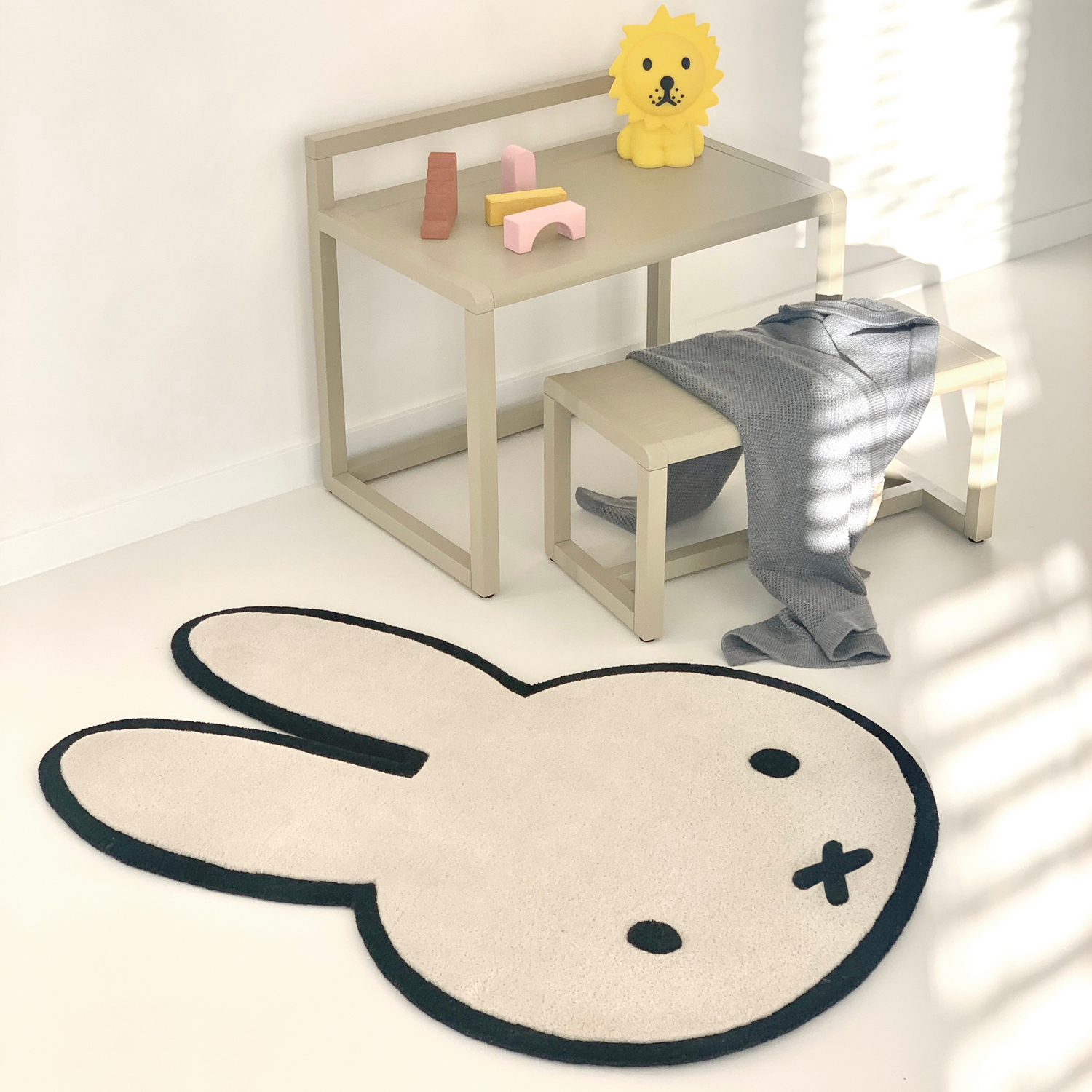 Hochwertiger Miffy Teppich aus natürlicher Wolle, handgefertigt