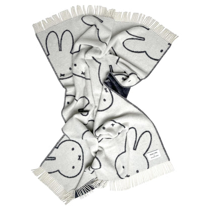 Wendbare Wolldecke mit ikonischem Miffy-Motiv von Maison Deux