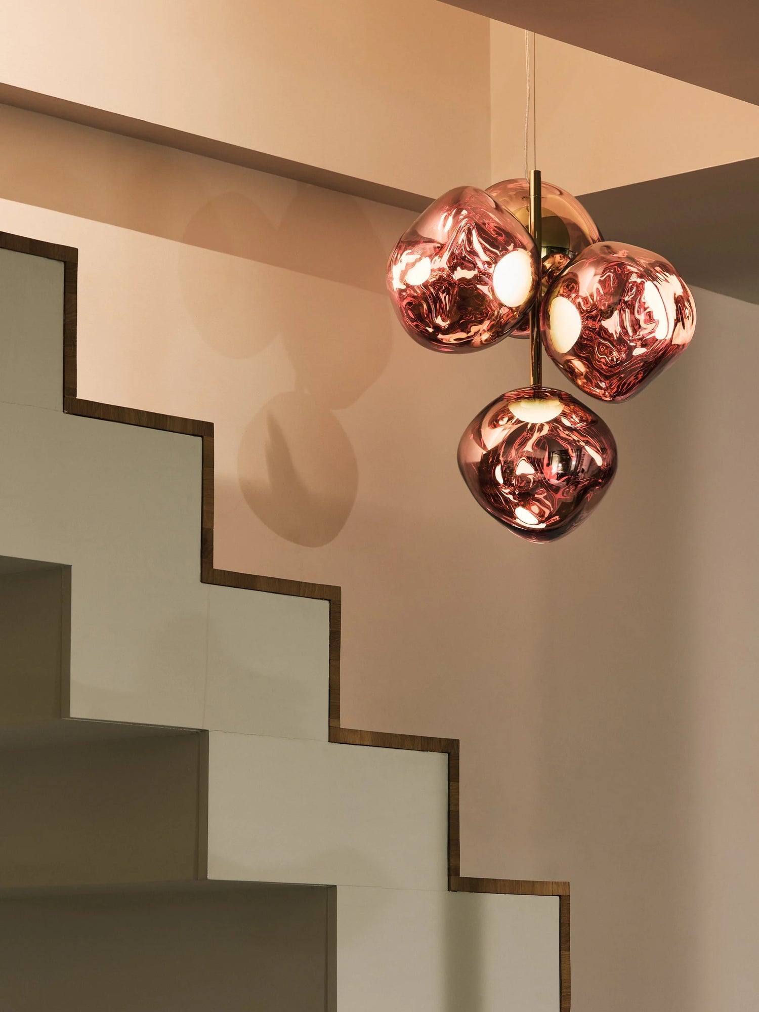 Die komplette Leuchte als skulpturaler Kronleuchter in einem modernen Interior als Design Statement.
