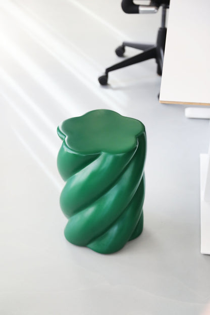 Hocker „Marshmallow“ – skulpturaler Design-Stool in Grün - office