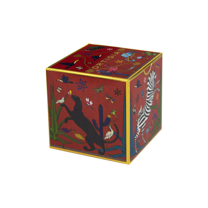 Keramiktasse mit goldener Verzierung und kräftiger roter Farbe