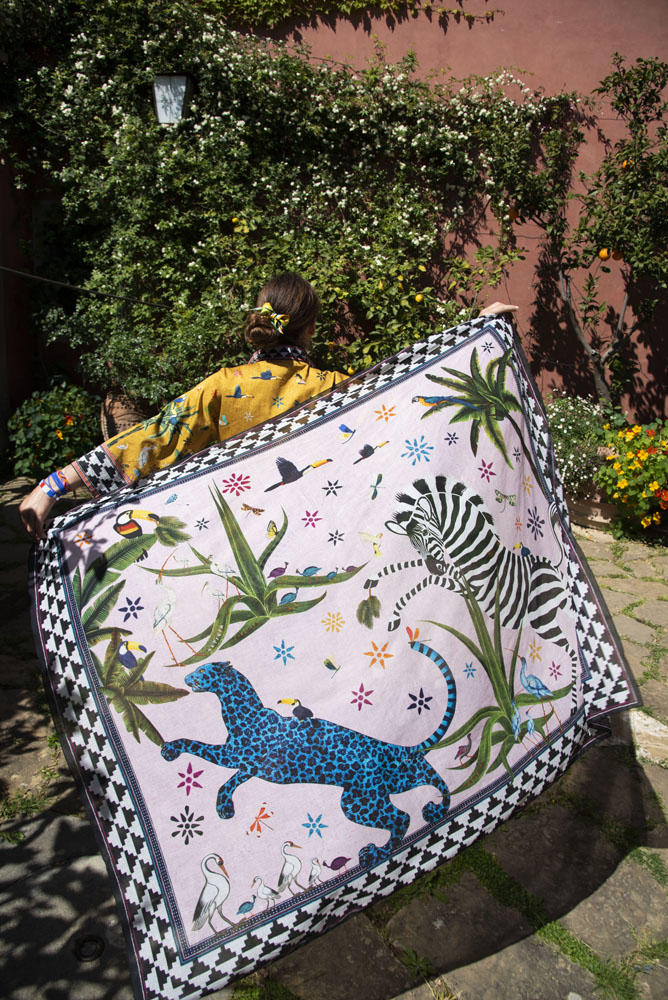 Frau mit Pareo im Patio