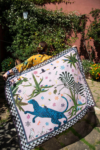 Frau mit Pareo im Patio