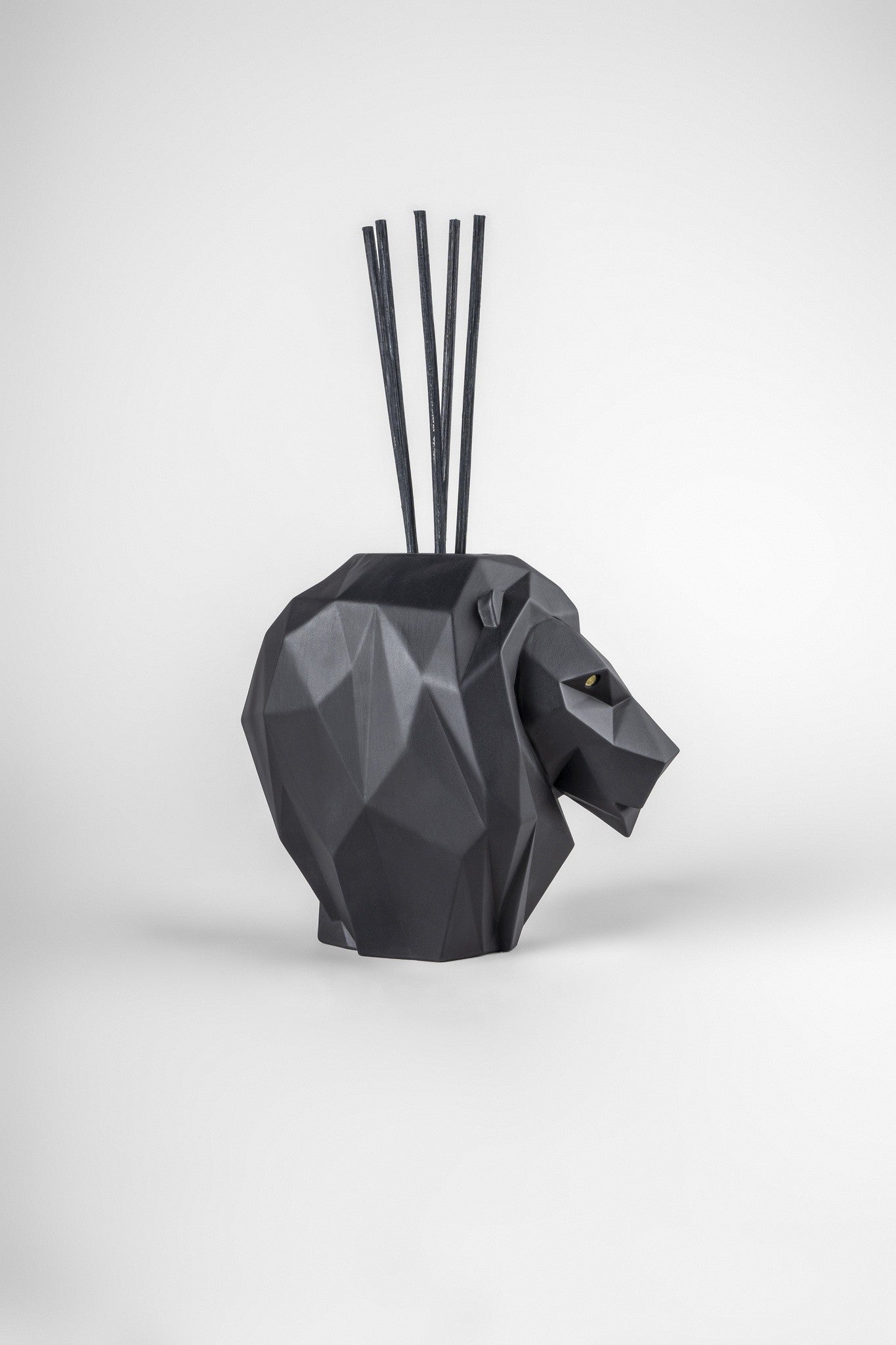 LION Diffuser auf Tisch platziert – skulpturaler Blickfang