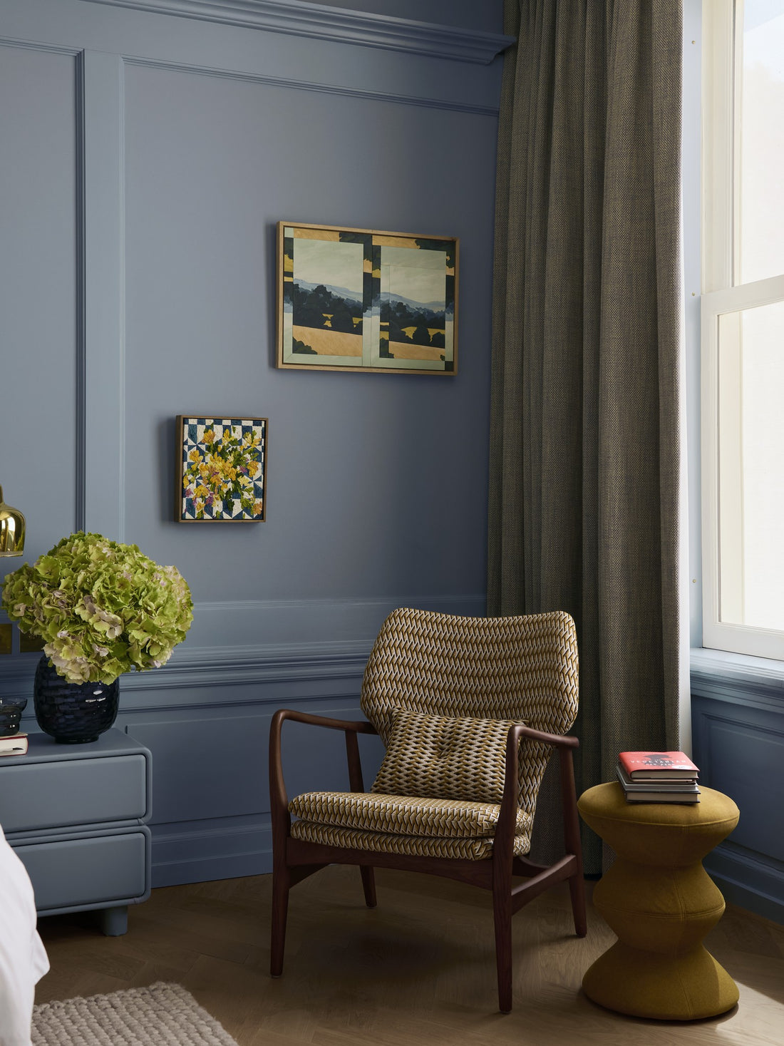 Geo Peggy Chair mit gemütlicher Polsterung und Holzgestell