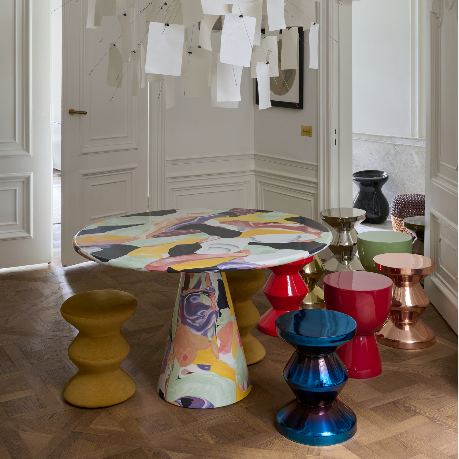 Geometrischer Metallhocker Polspotten Zig Zag