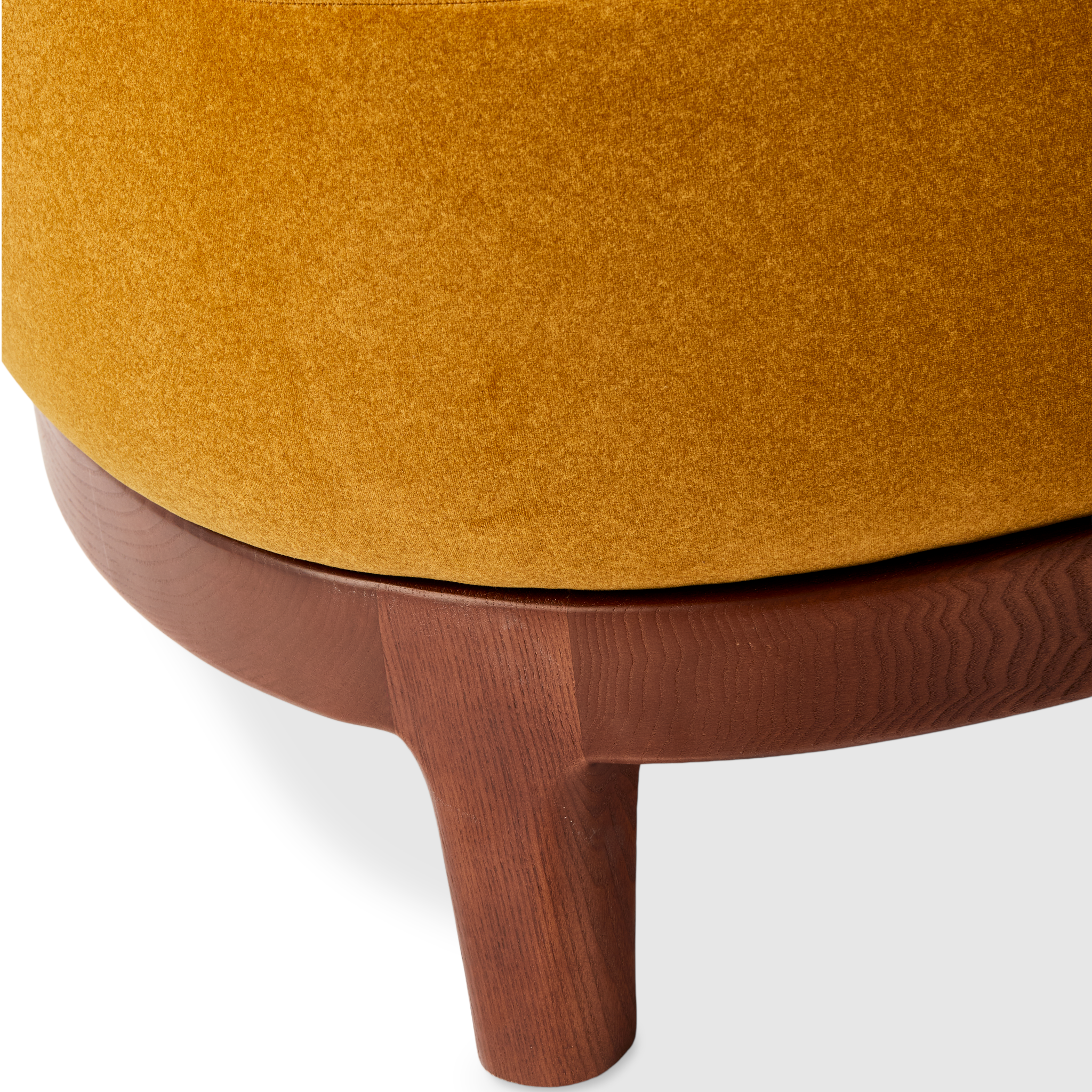 Gelber Lounge-Stuhl mit weicher Rücken- und Sitzpolsterung