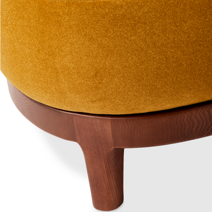 Gelber Lounge-Stuhl mit weicher Rücken- und Sitzpolsterung