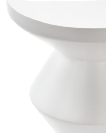 Skulpturaler Outdoor Hocker aus synthetischem Material für Terrasse und Garten