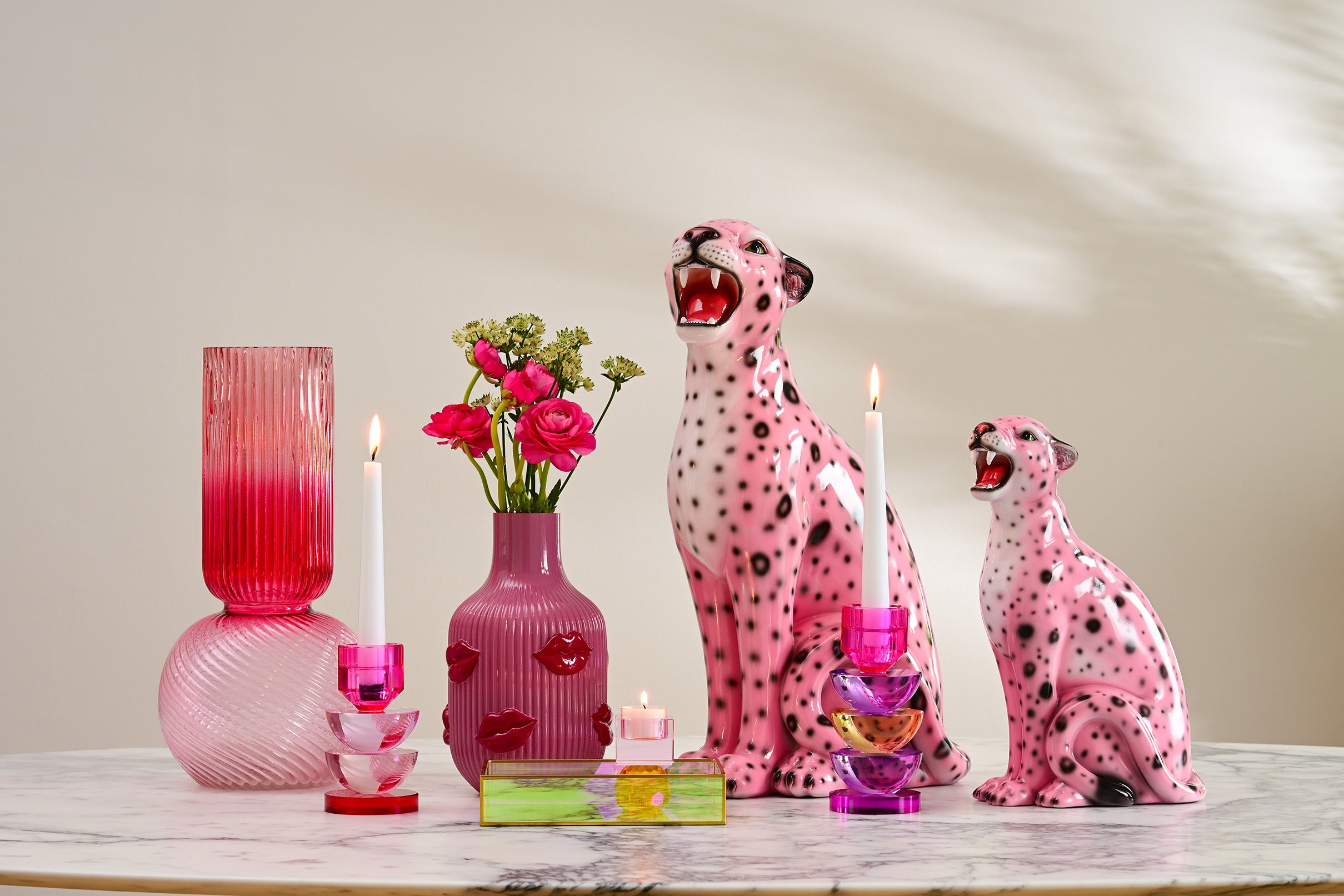 Elegante Wildcat Leopard Dekofigur aus rosa-farbenen Material