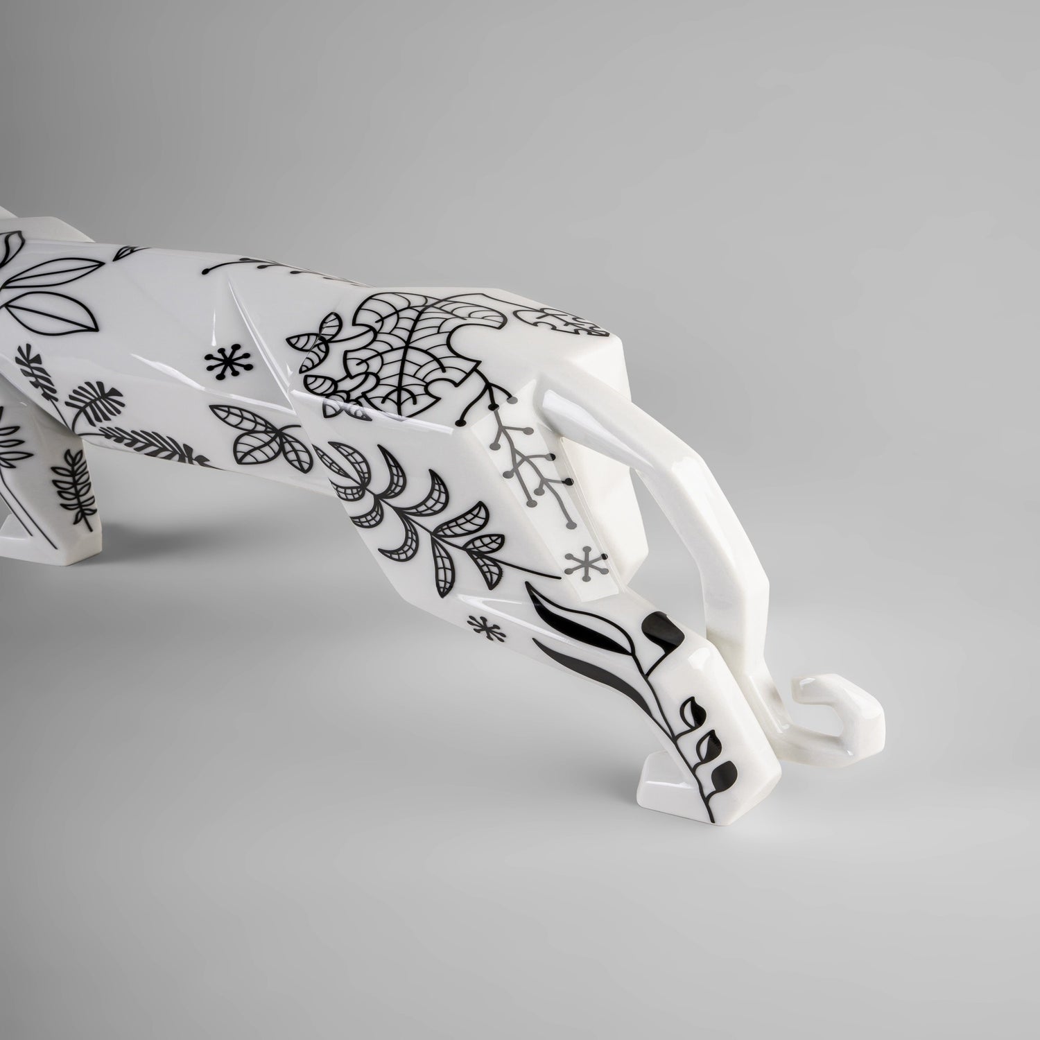 Porzellan Panther Skulptur Origami Design für stilvolle Wohnräume