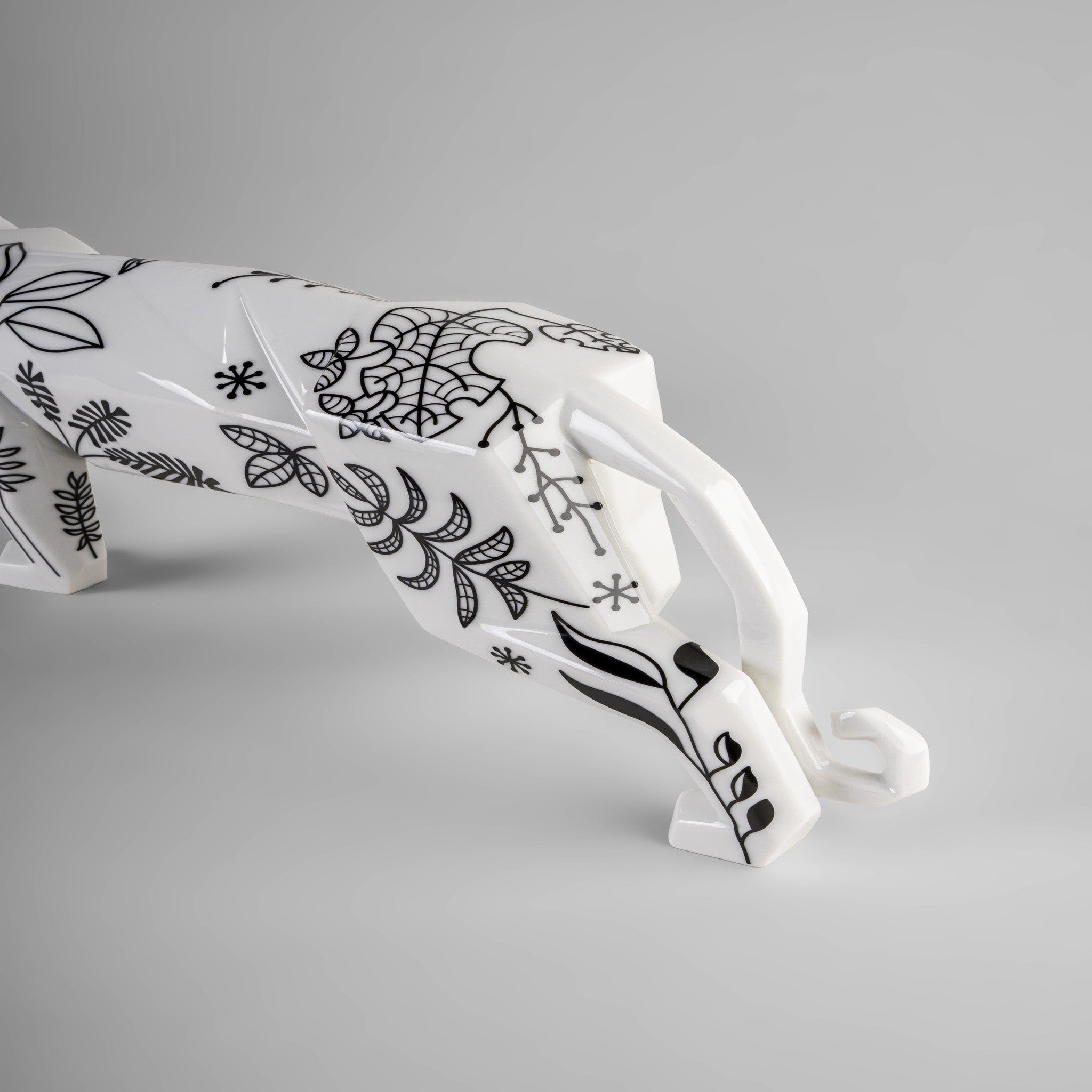 Porzellan Panther Skulptur Origami Design für stilvolle Wohnräume