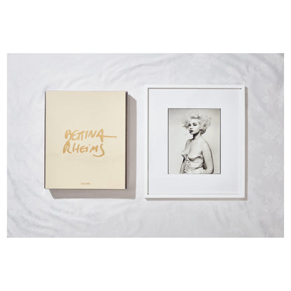 Signierter Kunstband mit exklusiven Bildern aus der Serie Marthe

