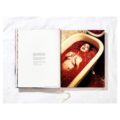 Offene Buchansicht mit mehreren Fotografien von Bettina Rheims in Farbe

