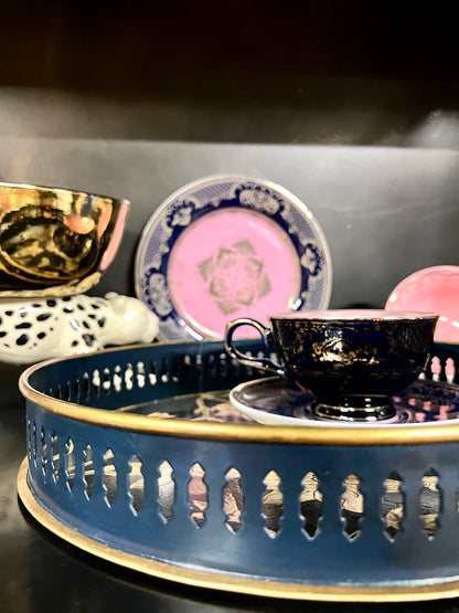 rundes Tablett weisse Blume