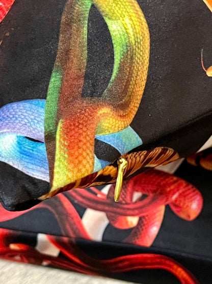 Kissen bunte Schlangenmuster