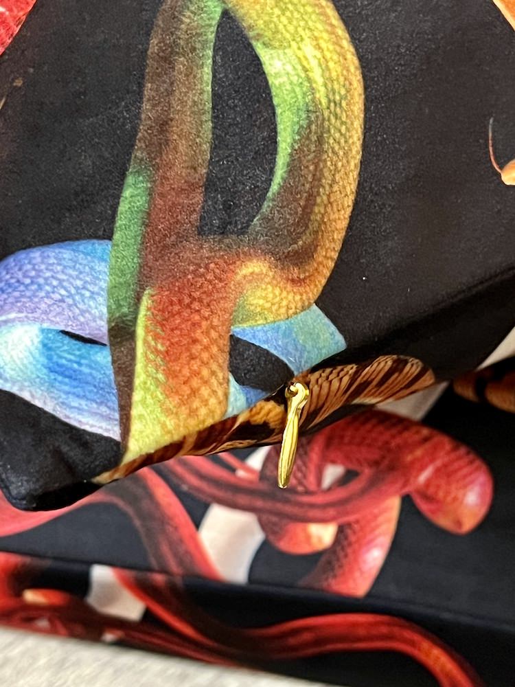 Kissen bunte Schlangenmuster