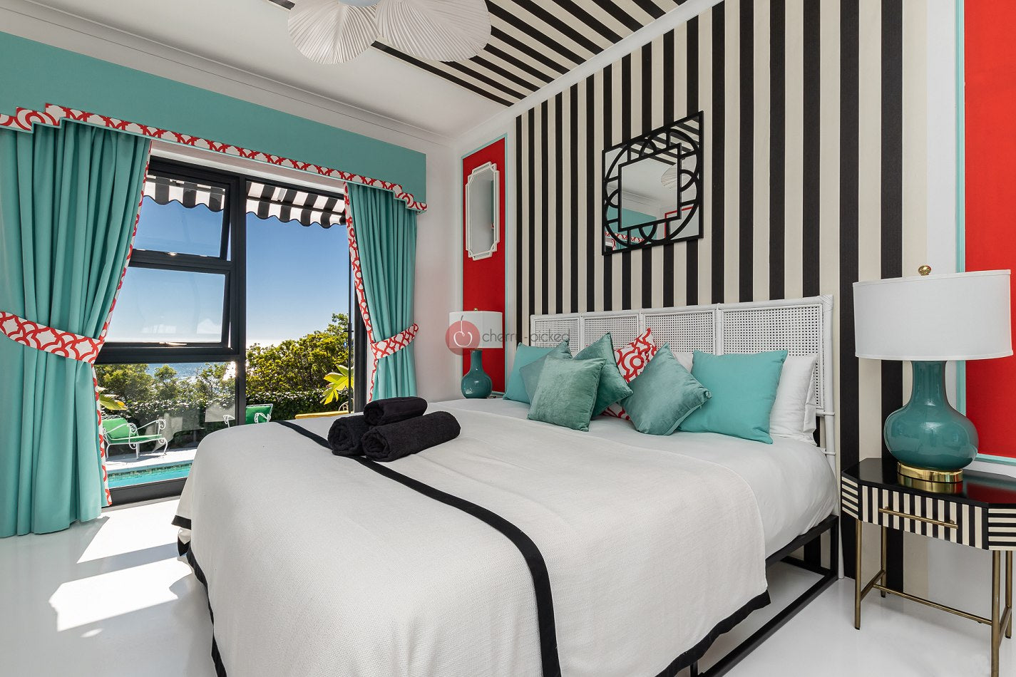 Stilvoll eingerichtetes Schlafzimmer von Daniela Gottschalk – harmonische Farbpalette, gemütliche Textilien und dekorative Elemente