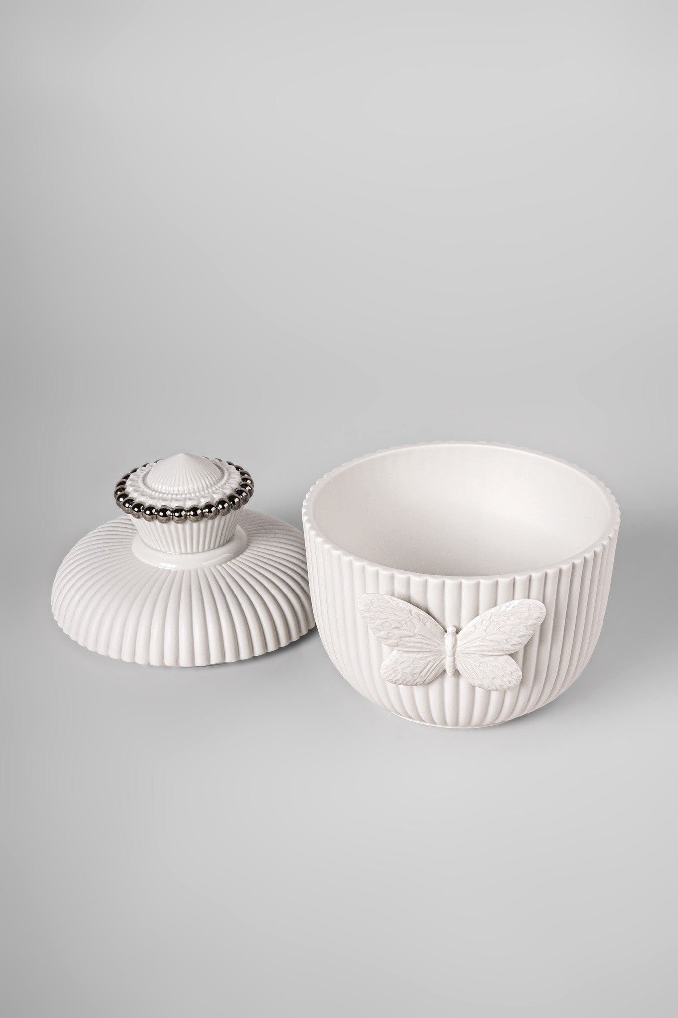 Gesamtansicht der Porzellanbox mit matter Oberfläche