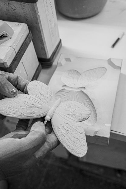 Designobjekt LADY LUCK mit glänzendem Deckel und zarter Reliefverzierung