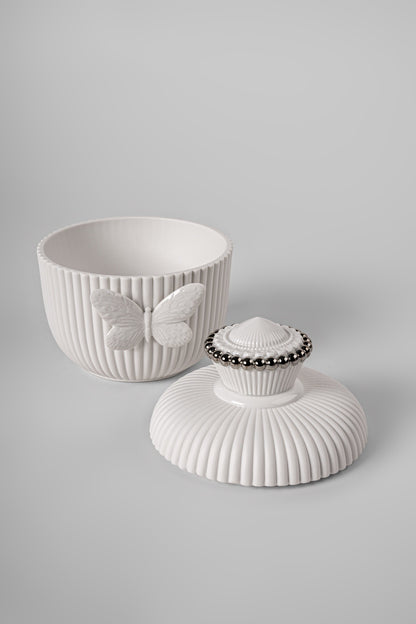 Geöffnete Schmuckdose mit filigraner Verarbeitung