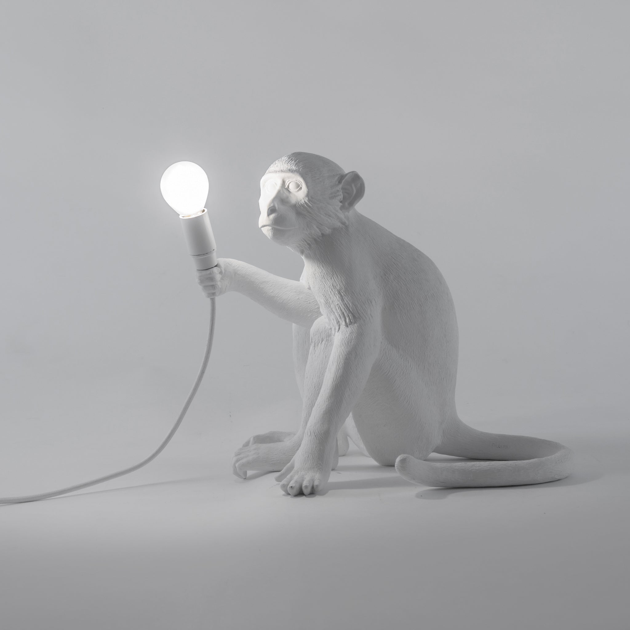 Seletti Monkey Lamp – Affe mit Glühbirne, sitzend