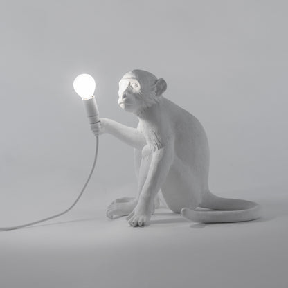 Seletti Monkey Lamp – Affe mit Glühbirne, sitzend