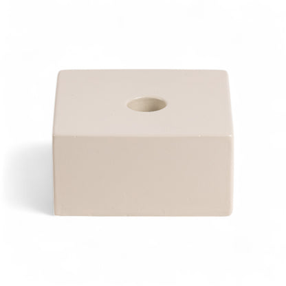 Weiße Seletti Vase AMOR VOLAT mit plastischer Engelsfigur auf quadratischem Sockel