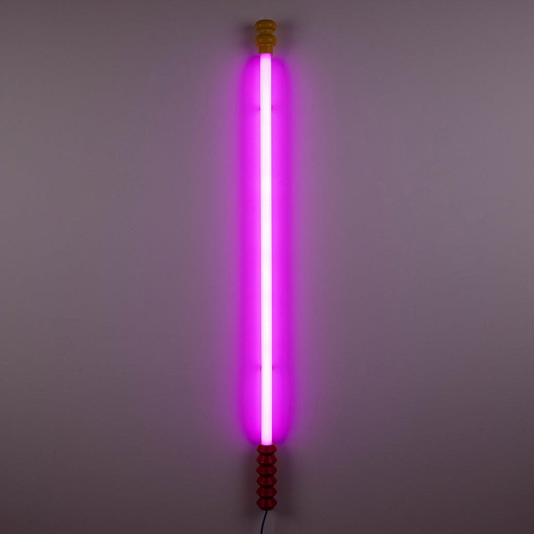 Designleuchte von Seletti aus Glas und Holz in kräftigem Lila