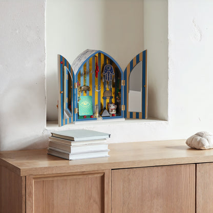 Seletti LUCKY TEMPLE Designobjekt mit Glückssymbolen und blauen Akzenten
