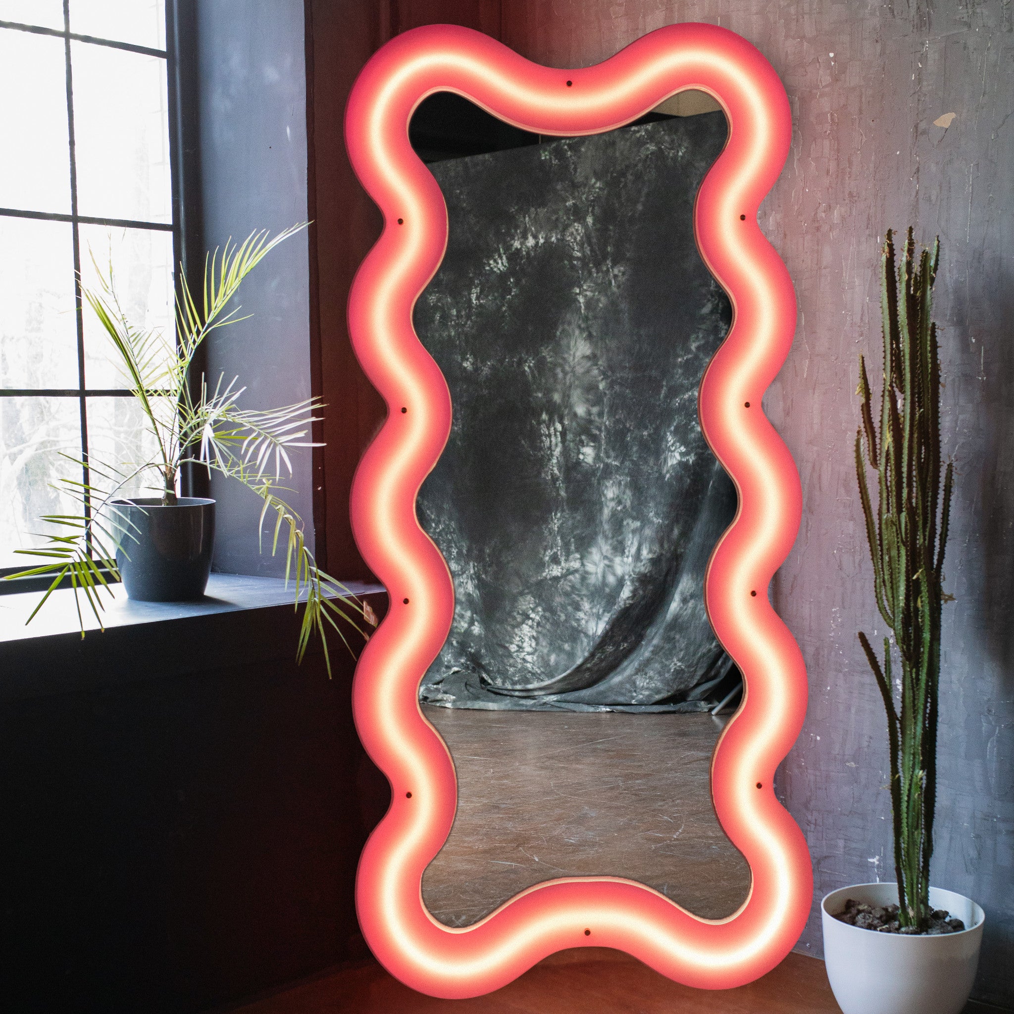 Seletti Supercurve – hoher Spiegel mit Wellenrahmen