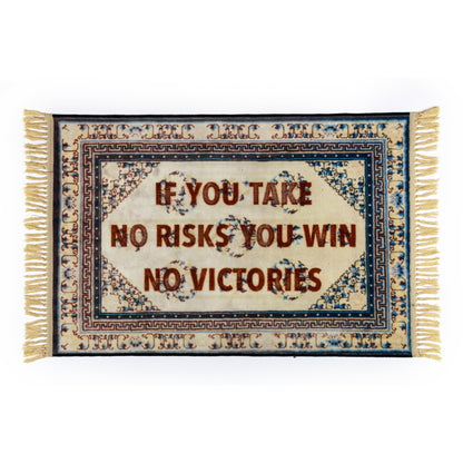 Seletti BURNT CARPET CHOICES Teppich mit Zitat „IF YOU TAKE NO RISKS YOU WIN NO VICTORIES“