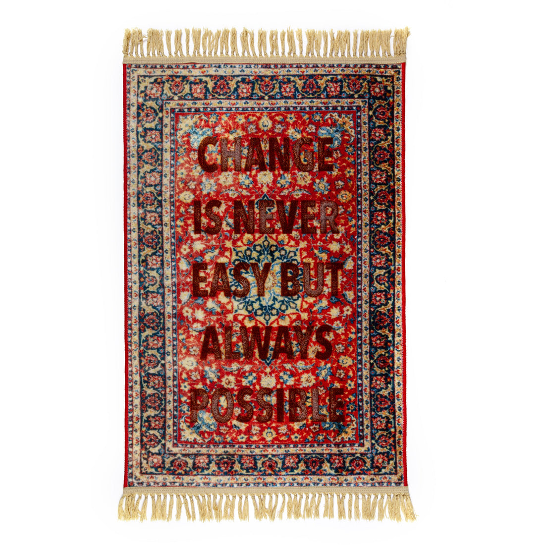 Designerteppich von Seletti mit roter Typografie und klassischem Muster