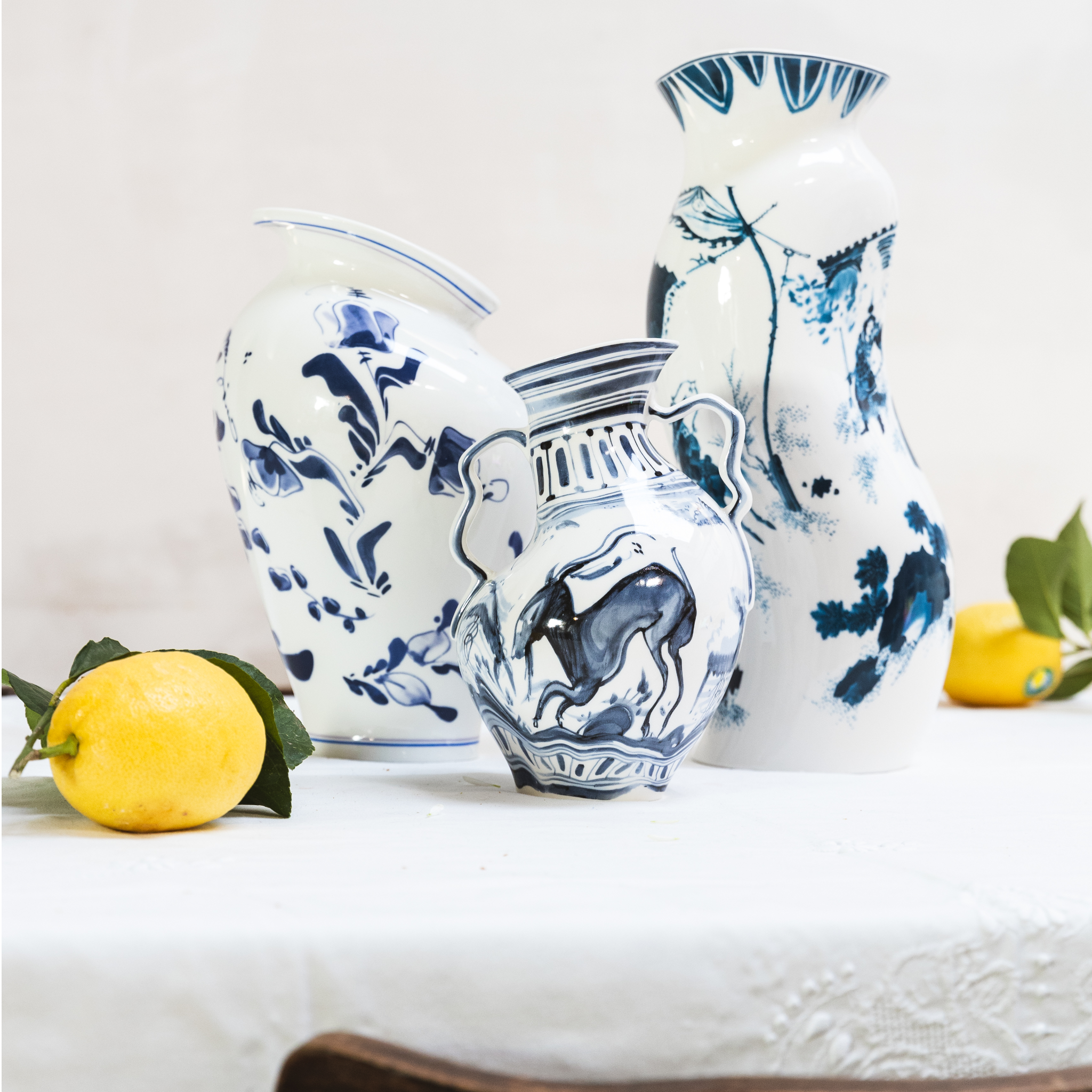 Seletti Designvase mit surreal gebogener Form und blau-weißer Illustration