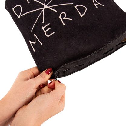 Detailansicht der braunen Wärmflasche DREAM MERDA aus Polyester
