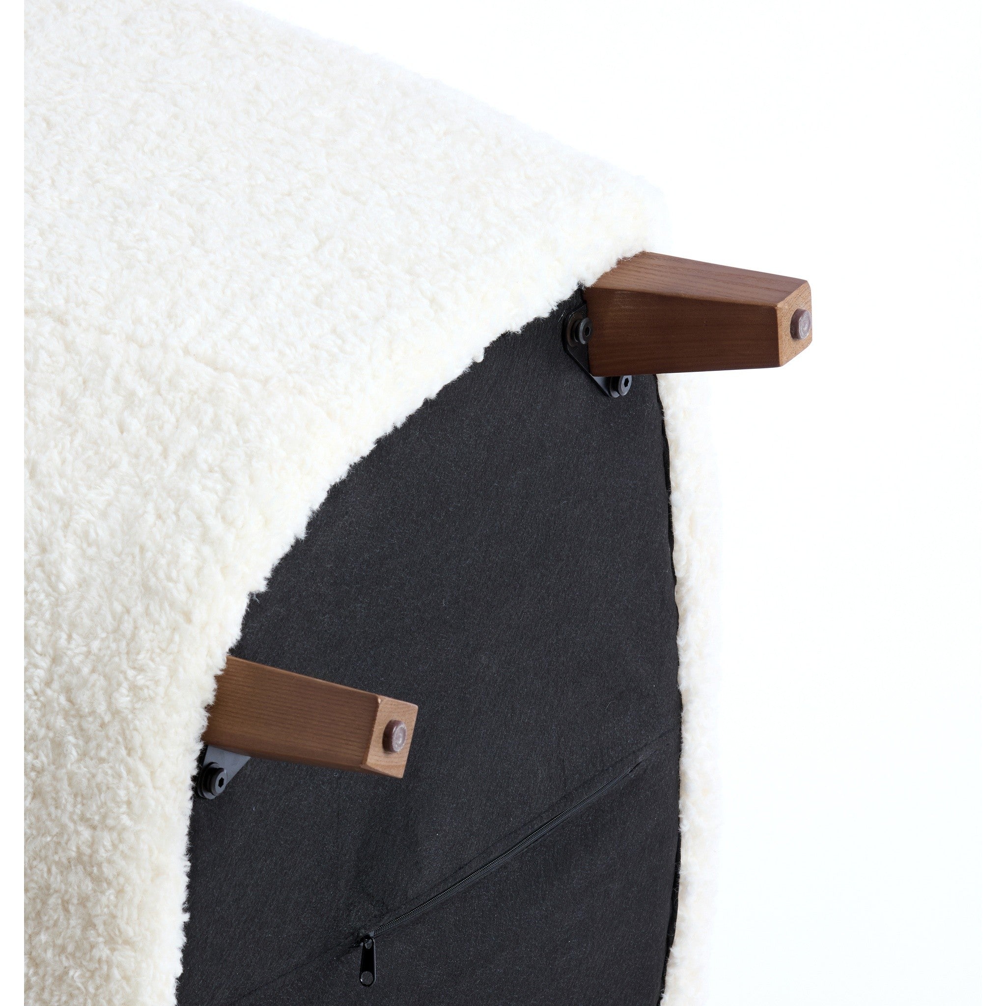 Stuhl mit weichem Bouclé-Bezug und gerundeter Rückenlehne