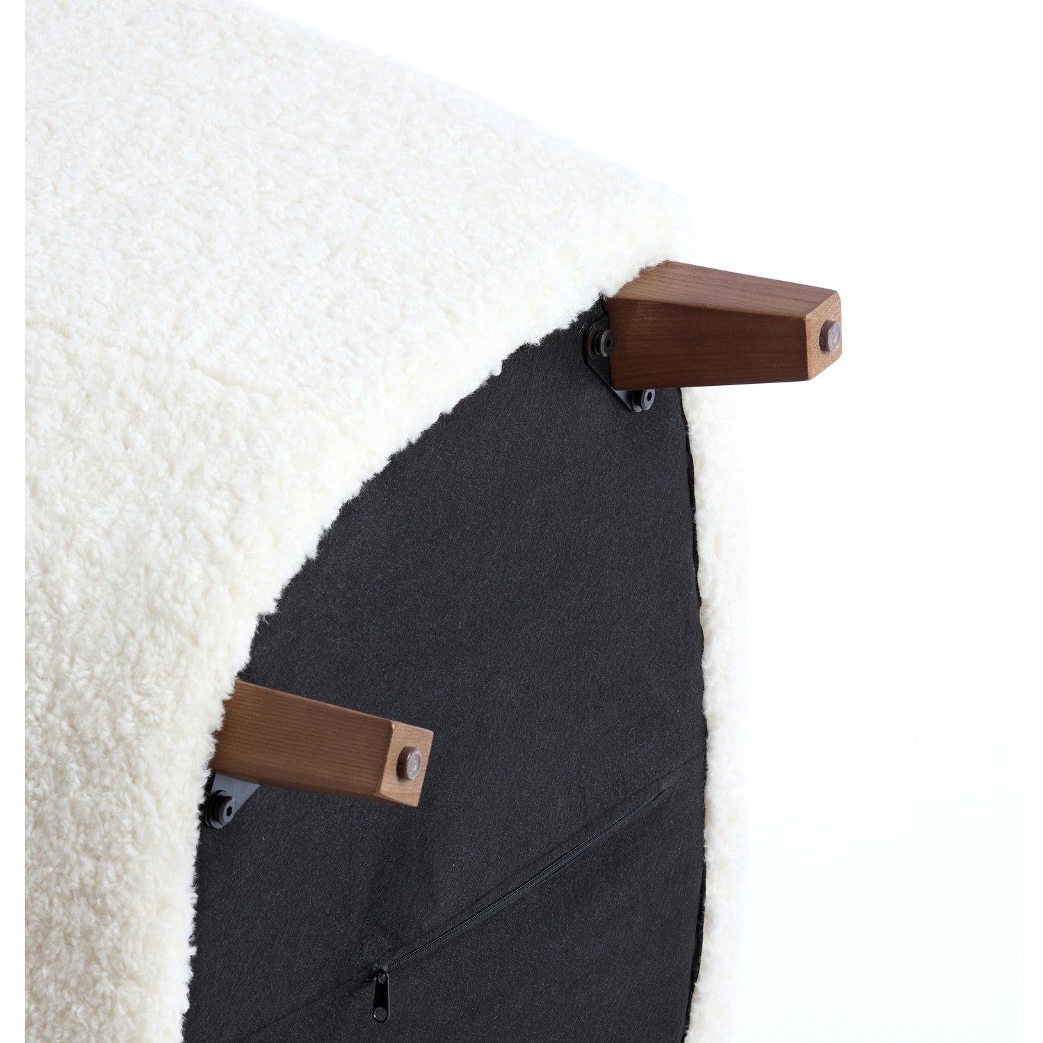 Stuhl mit weichem Bouclé-Bezug und gerundeter Rückenlehne
