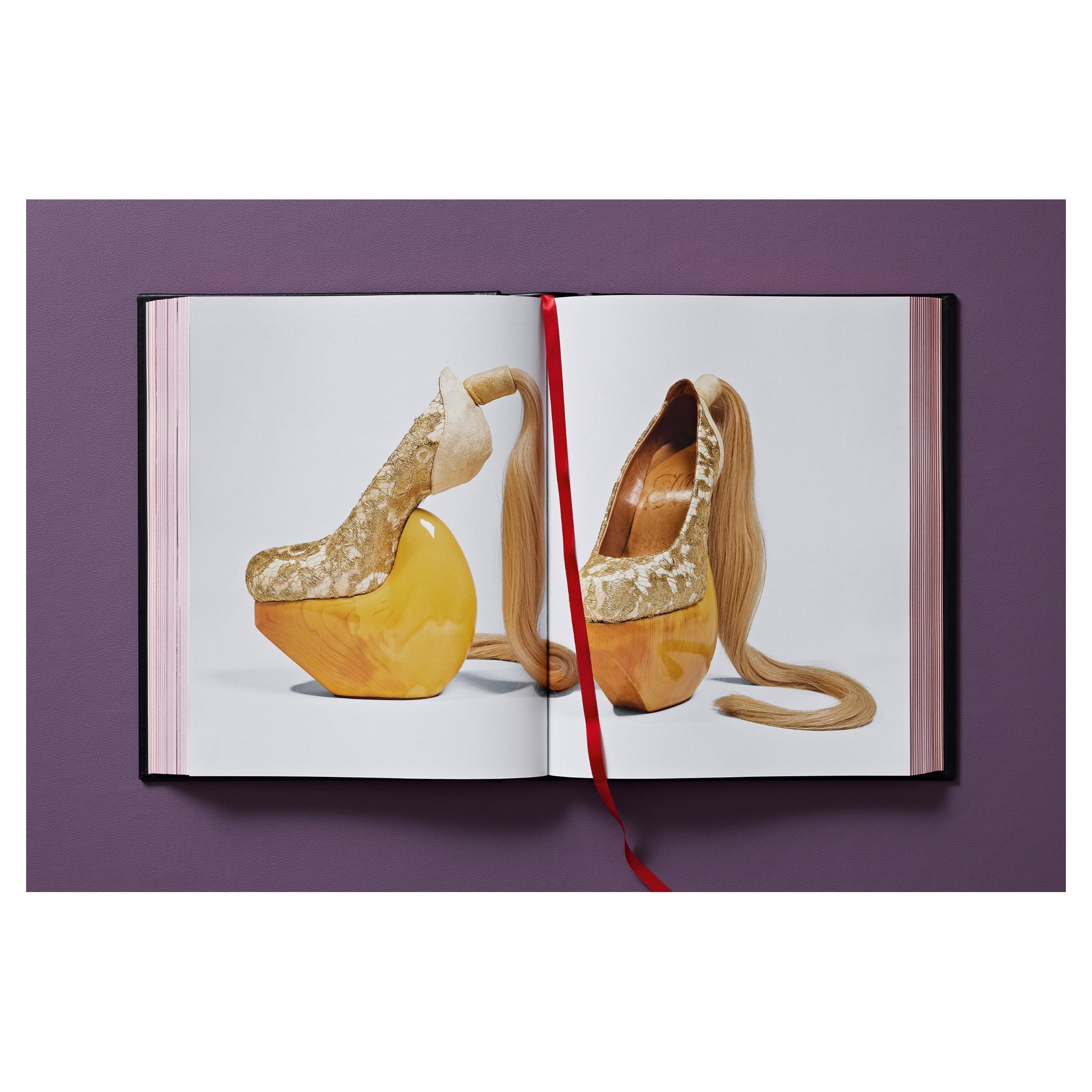 Innenansicht der Shoes A-Z Edition – exklusive Modegeschichte der Schuhkunst