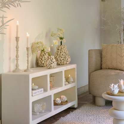 Moderner Schrank NAHUA in Crème, bietet vielseitige Aufbewahrungsoptionen.