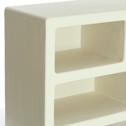 Detailaufnahme des eleganten weißen Finishs des NAHUA Schranks.