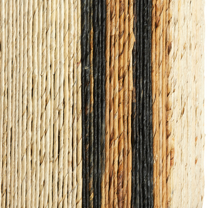 Detailansicht des Sitzpoufs "YUTURI" mit natürlichen Materialien