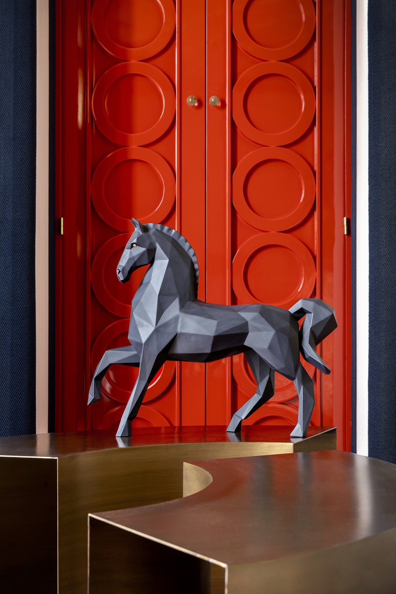 Seitenansicht der geometrischen Pferdefigur mit erhobenem Bein