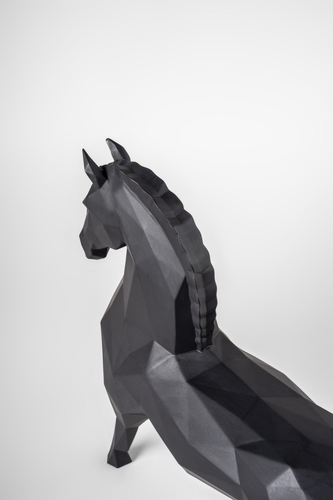 Porzellanpferd im Origami-Stil als dekoratives Statement-Piece