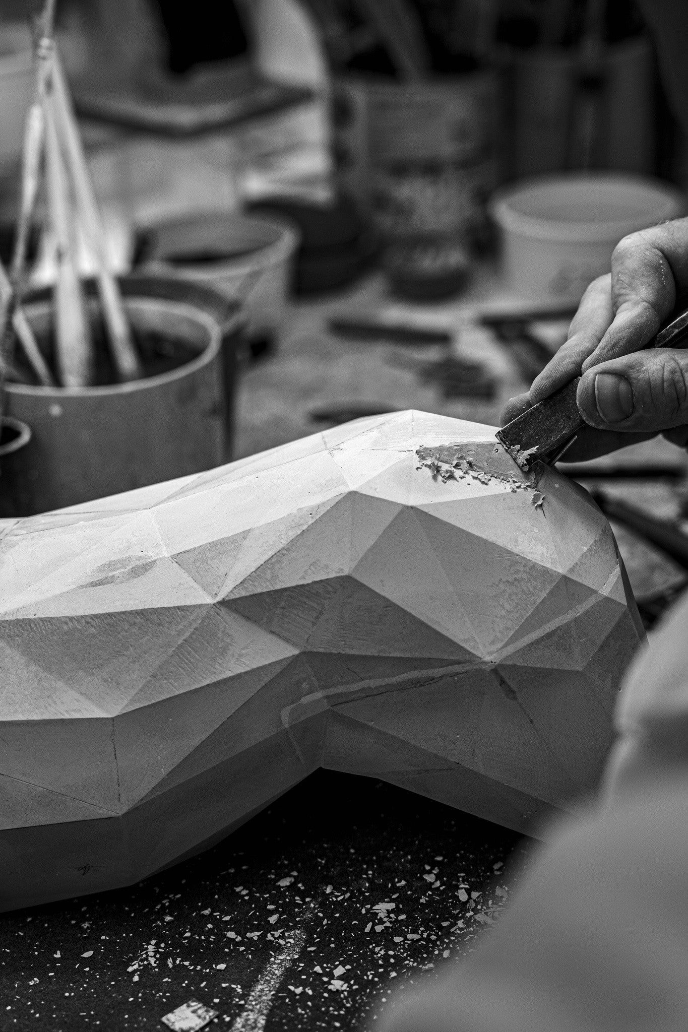 Nahaufnahme der Skulptur mit betonten Licht- und Schattenflächen