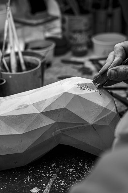 Nahaufnahme der Skulptur mit betonten Licht- und Schattenflächen