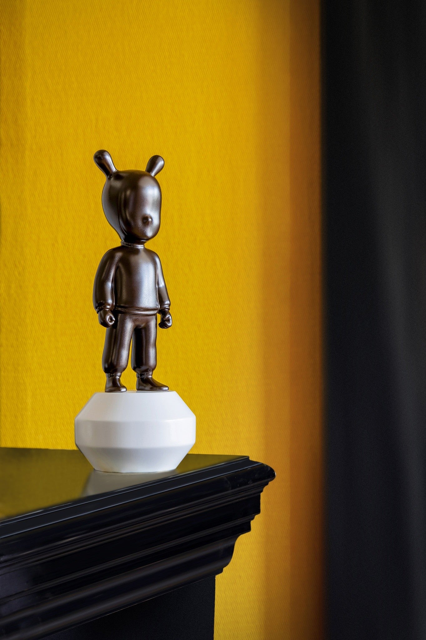 Schokoladenbraune Designskulptur aus Porzellan in minimalistischem Stil